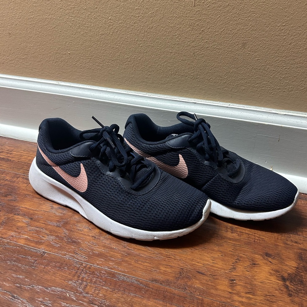 Nike Women's dark blue and Pink Sneakers